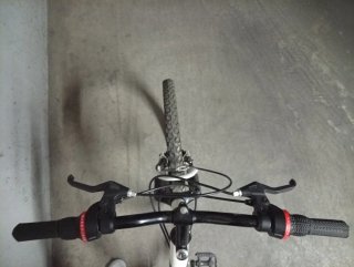 Bicicleta de montaña blanca