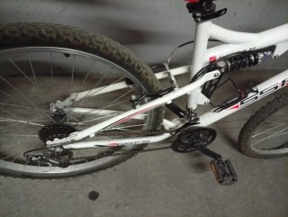 Bicicleta de montaña blanca