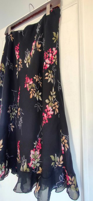 Falda negra con estampado floral