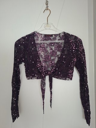 Vestido morado con flores y fajín