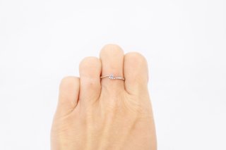 Solitario de oro blanco de 18k con diamantes. Ref:076-01-00612