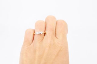 Anillo de oro combinado de 18k con diamantes. Ref:076-01-00610