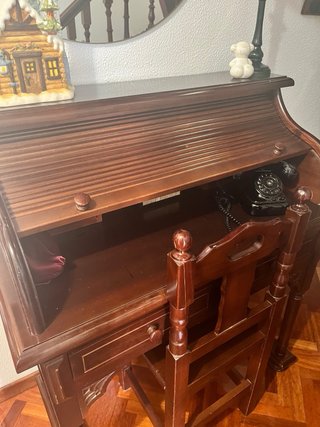 Escritorio de madera con persiana