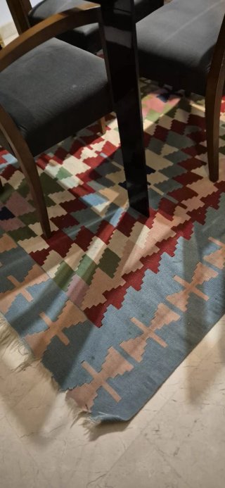 Alfombra de tela azul y roja