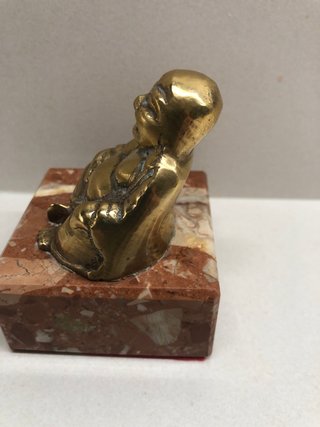 Antiguo Buda robusto bronce con peana mármol rosa