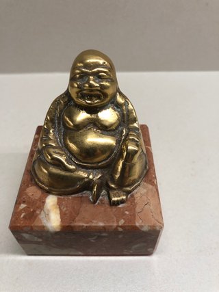 Antiguo Buda robusto bronce con peana mármol rosa