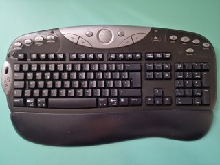 Lote 2 Monitores Acer y HP + 3 Teclados Logi y HP