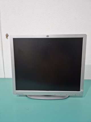 Lote 2 Monitores Acer y HP + 3 Teclados Logi y HP