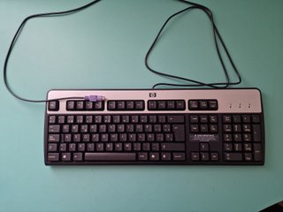 Lote 2 Monitores Acer y HP + 3 Teclados Logi y HP