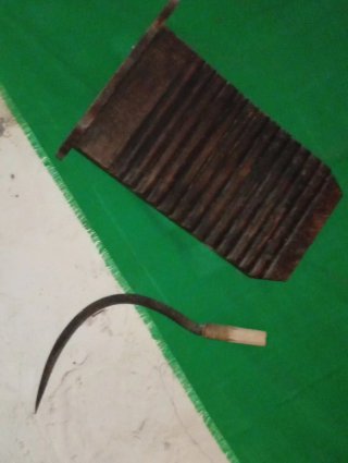 Tabla de lavar y hoz antiguas