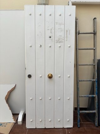 Puerta exterior blanca con cerradura. 83x205 cm