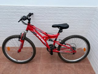 Bicicleta de montaña roja BREEAKER