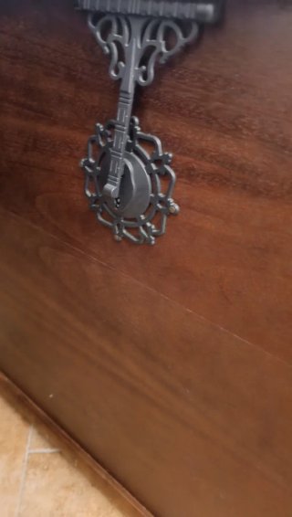 Baúl de madera oscuro