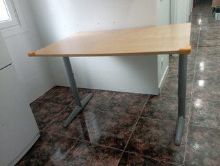 Mesa de escritorio metálica y madera