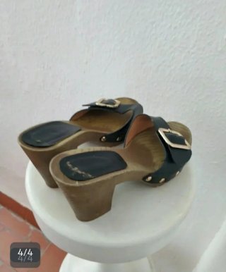 Sandalias de Madera con Hebilla Negra