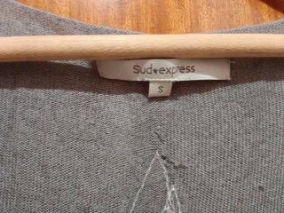 Camiseta gris con estrella bordada