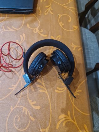 Cascos negros y rojos con cable