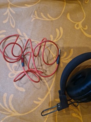 Cascos negros y rojos con cable