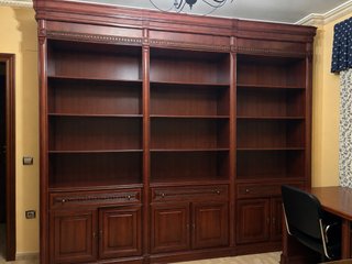Librería de madera estilo clásico