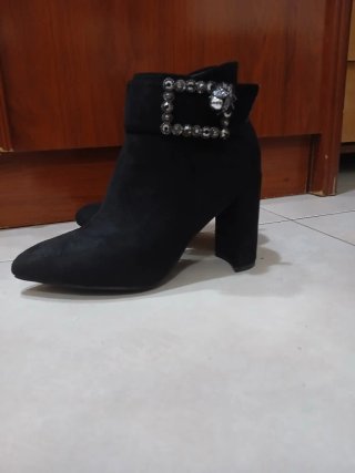 Botines negros tacón alto con pedrería