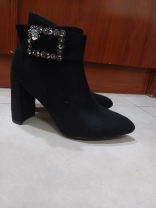 Botines negros tacón alto con pedrería