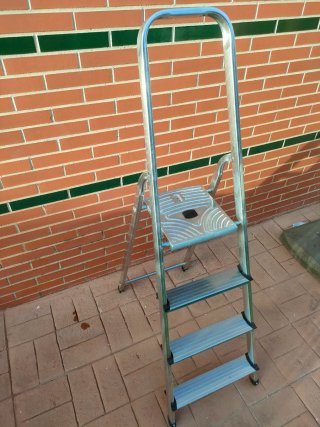 Escalera aluminio 4 peldaños