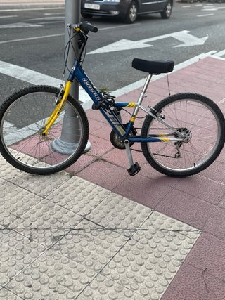 Bicicleta de montaña azul y amarilla