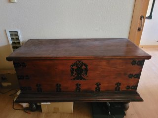 Baúl antiguo salón madera y metal