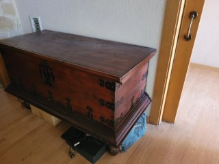 Baúl antiguo salón madera y metal