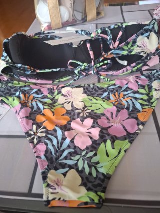 Bikini tropical precioso
