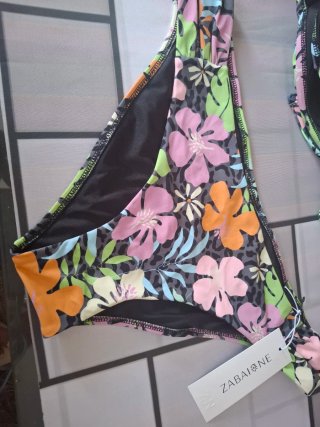 Bikini tropical precioso