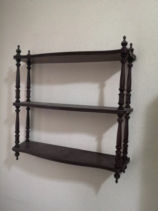 Estantería de madera antigua