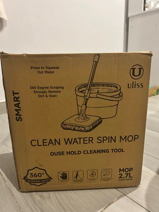 Fregona plana con cubo de agua limpia y sucia.