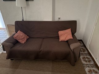 Sofá de 2 plazas marrón con cojines rosas