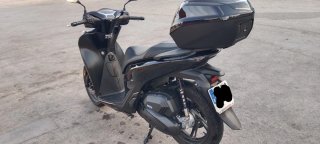 Moto Scooter Negra con Baúl