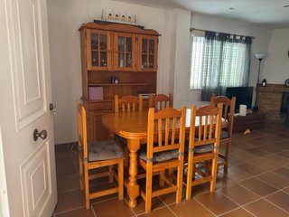 Comedor completo madera pino y sofas. En Benifaio