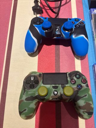PS4 (PlayStation 4) con 2 mandos y 4 juegos