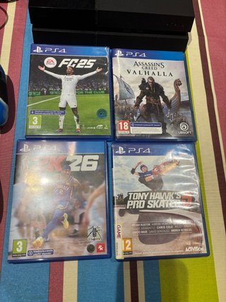 PS4 (PlayStation 4) con 2 mandos y 4 juegos