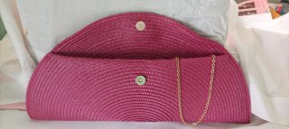 Carteras de rafia color fucsia y morado