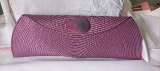 Carteras de rafia color fucsia y morado