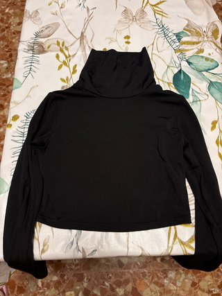 Top negro cuello alto manga larga