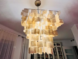 Elegante lámpara de araña de conchas