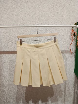 Falda tenista estilo plisado color mantequilla
