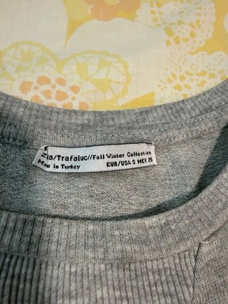 Camiseta Zara gris con rayas