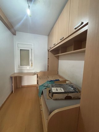 Habitación infantil con armario y cama