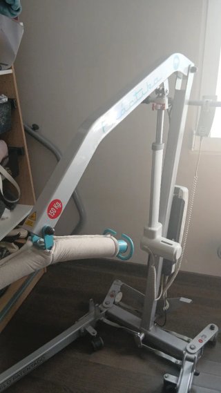 Cama hospitalaria con grúa 150kg