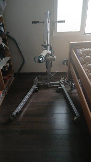 Cama hospitalaria con grúa 150kg