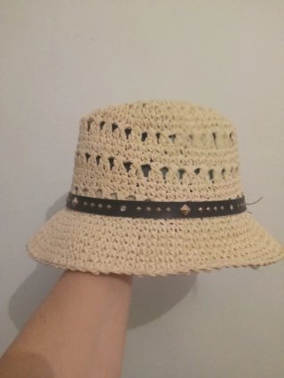 Sombrero de verano talla M de crochet beis