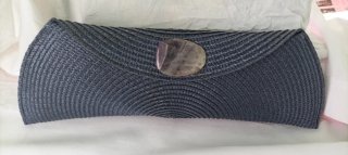 Carteras de rafia con cierre de botón