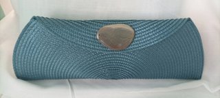 Carteras de rafia con cierre de botón